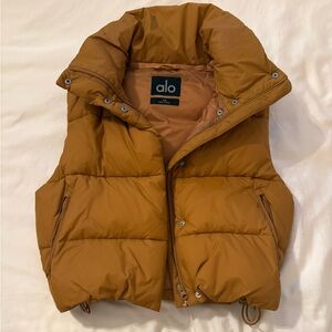 ALO Yoga goldrush Puffer Vest in Camel Brown
